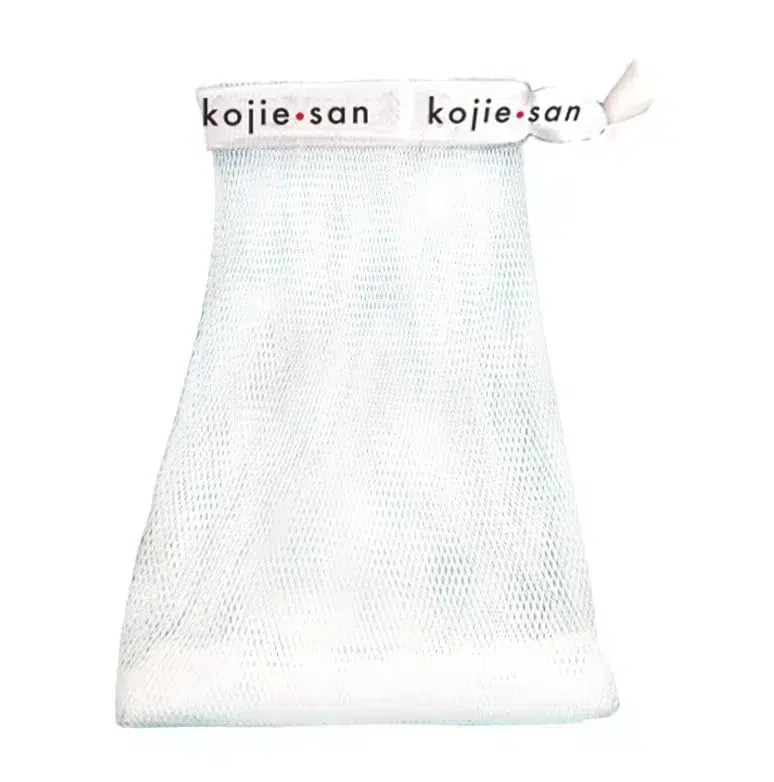 Pochette à savon en filet avec cordon de serrage blanc et inscription « Kojie San Filet Éponge de bain 1 Pièce » répétée le long du bord supérieur. dakar