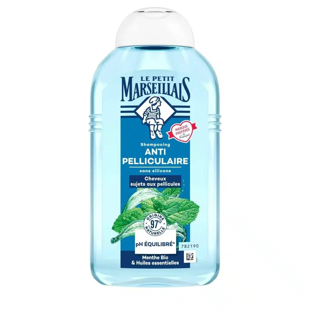 Un flacon de Shampooing Anti-Pelliculaire à la Menthe bio et aux Huiles Essentielles Le Petit Marseillais 250 ml