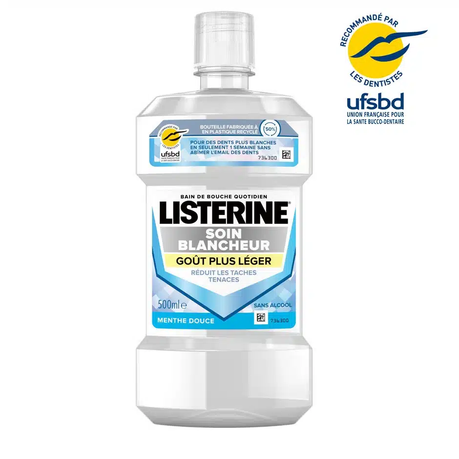 Une bouteille de bain de bouche LISTERINE Bain de Bouche Soin Blancheur Goût Plus Léger certifié par l'UFSBD