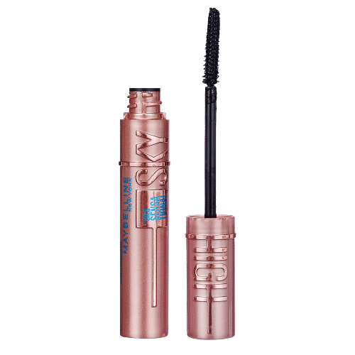 Gros plan d'un œil avec de longs cils recouverts de mascara Maybelline New York Lash Sensational Sky High Très Noir de haute qualité