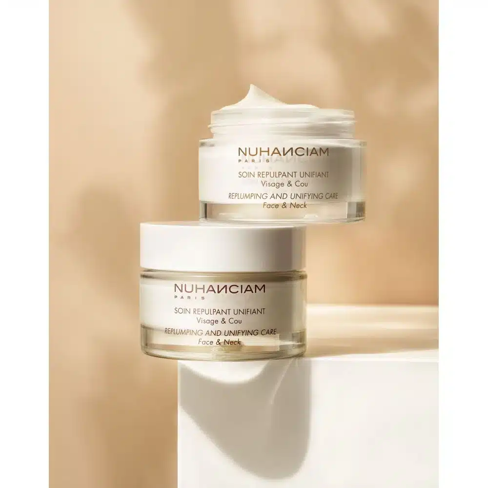 Deux pots de crème visage et cou Nuhanciam Soin Repulpant Unifiant Lissage Éclat 50 ml sur fond neutre