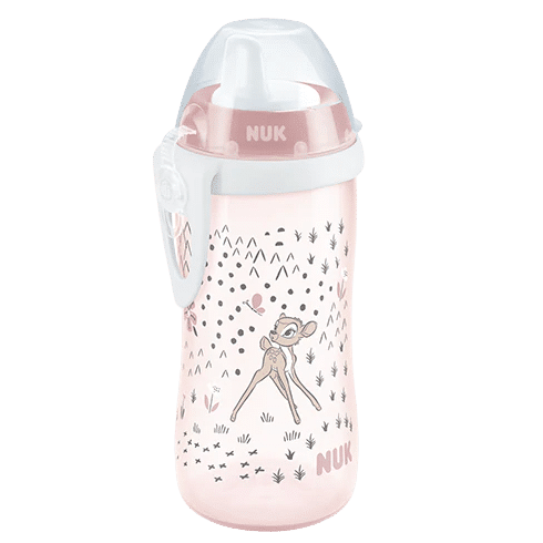 Ce biberon rose avec un couvercle blanc présente une charmante décoration de cerf de dessin animé. Le nom de la marque « Nuk Tasse Disney Bambi avec Bec Verseur 300ml (à partir de 12 mois) » est bien en évidence sur le flacon. Disponible chez Fabellashop