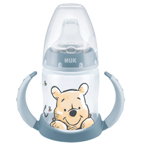 Un gobelet pour bébé avec des poignées bleu clair et une tasse d'apprentissage NUK Disney Winnie l'Ourson avec contrôle de la température 150 ml avec contrôle de la température