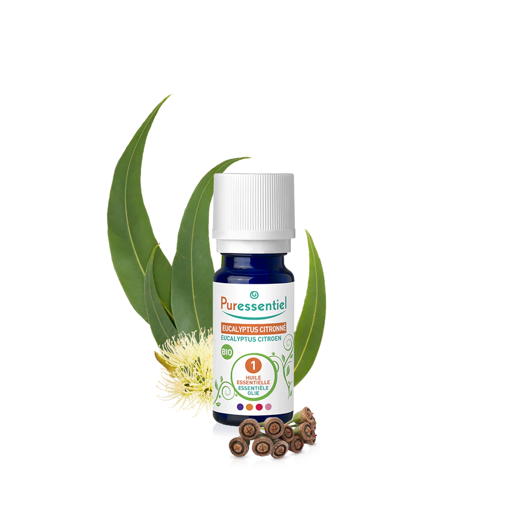 Le flacon Puressentiel Huile Essentielle Eucalyptus Citronné BIO 10 ml est entouré de feuilles et de fleurs d'eucalyptus sur un fond blanc immaculé. dakar