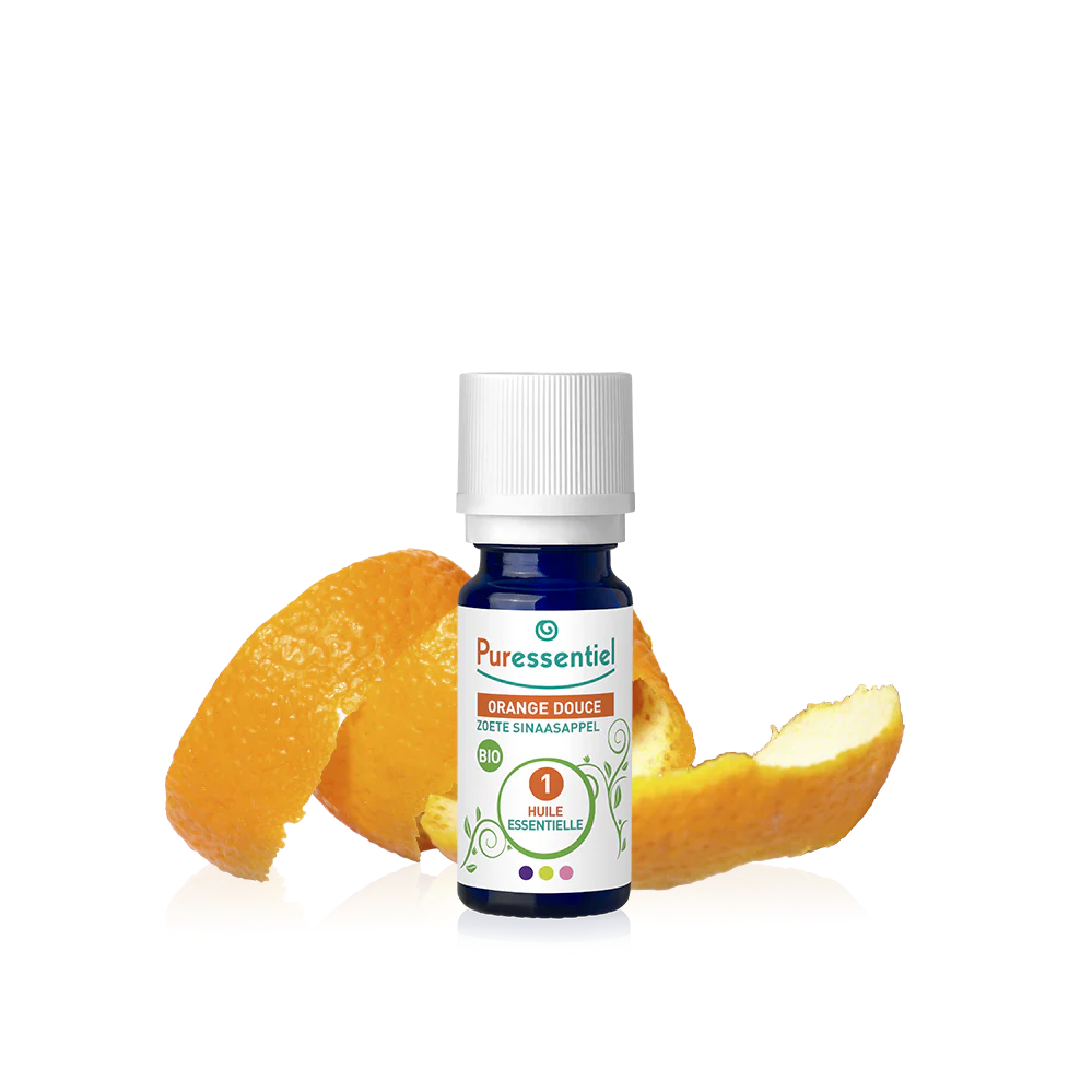 Un petit flacon étiqueté « Puressentiel Huile Essentielle Orange Douce BIO 10 ml » se dresse élégamment avec des écorces d'orange en arrière-plan