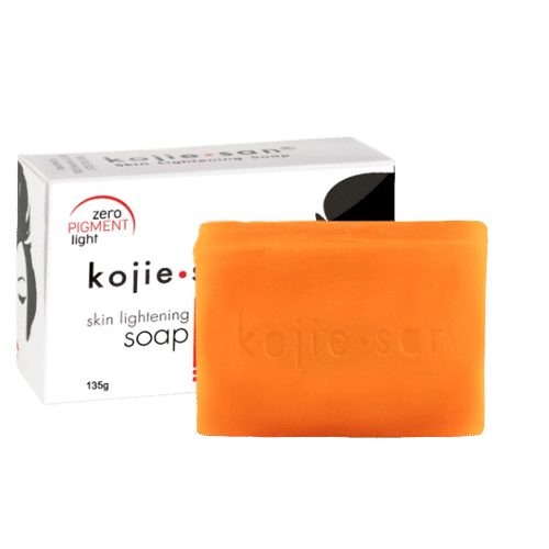 Une barre de Kojie San Savon Unifiant Anti Taches Tous les Types de Peaux 135g à côté de sa boîte packaging blanche d'Univers Cosmetix