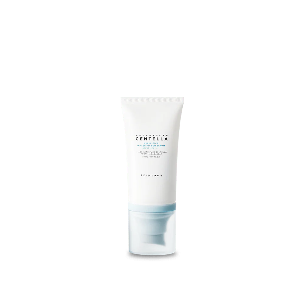 Un tube de produit de soin blanc étiqueté « Skin1004 Centella Sun Serum Soleil Hydratant SPF50+ PA++++ 100 ml » se dresse sur un fond uni