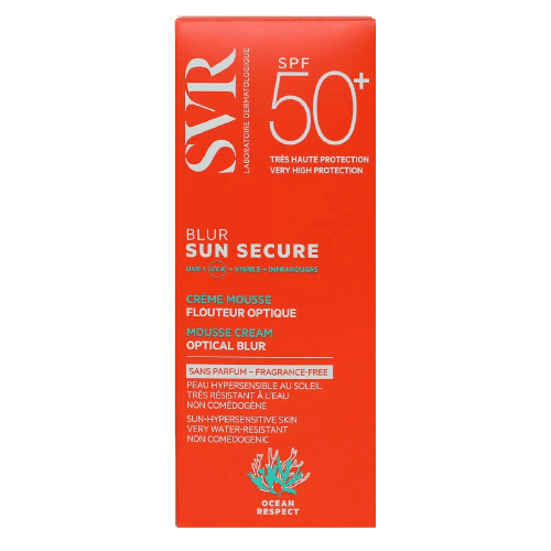 Un coffret rouge de SVR Sun Secure Blur Crème Mousse Flouteur SPF50 Sans Parfum 50 ml d'Univers Cosmetix offre une très haute protection solaire