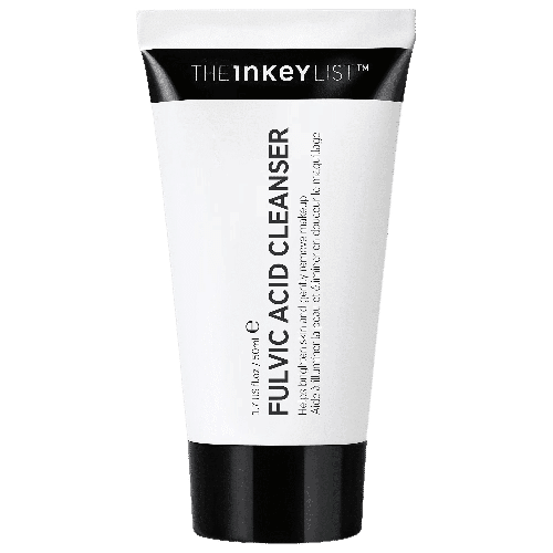 Tube blanc de The Inkey List Nettoyant Illuminant à l'Acide Fulvique 50 ml avec capuchon et texte noirs