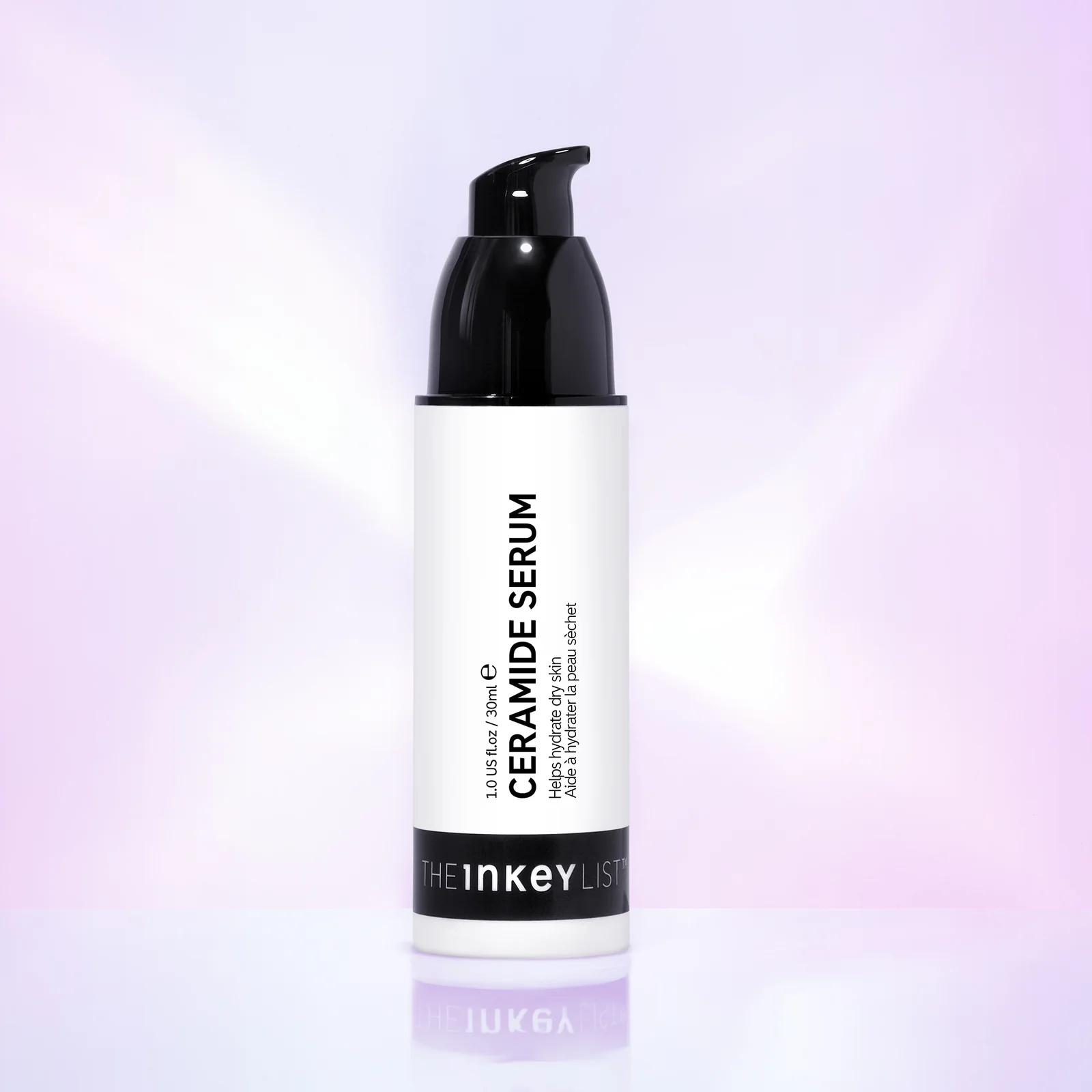 Un flacon de THE INKEY LIST Soin Hydratant Aux Céramides 30 ml avec un distributeur à pompe noir est présenté sur un fond dégradé pastel