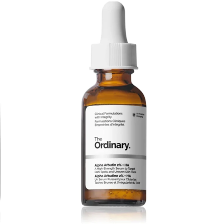 Le flacon de 30 ml Alpha Arbutine 2 % + HA de The Ordinary est présenté dans un flacon de couleur ambrée avec un bouchon compte-gouttes blanc. L'étiquette affiche bien en évidence le nom du produit et ses principaux ingrédients, tandis qu'un emballage en plastique blanc scelle le flacon pour plus de fraîcheur et d'authenticité. Dakar