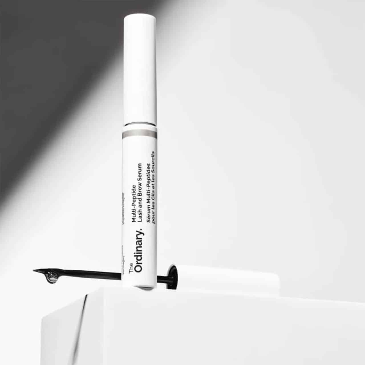 Un tube blanc de The Ordinary Sérum Multi-Peptides pour les Cils et les Sourcils 5 ml