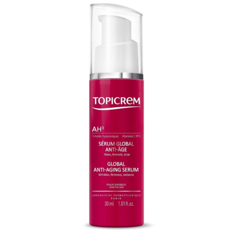 Flacon rouge de Topicrem AH3 Sérum Global à la Vitamine C Anti-âge - Ultra Hydratant - Booster d’Éclat avec pompe blanche. L'étiquette met en valeur trois acides hyaluroniques ainsi que les vitamines C et E, qui agissent contre les rides, la fermeté et l'éclat. Le flacon contient 30 ml (1,01 fl. oz.). Dakar