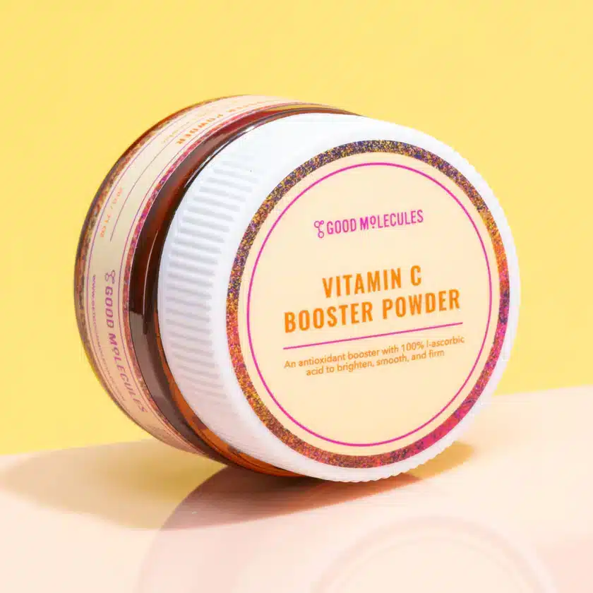 Un pot de Good Molecules Poudre Booster Éclat à la Vitamine C 20 g à fond jaune