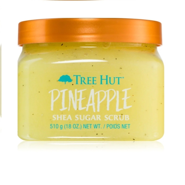 Le gommage au sucre de karité à l'ananas Tree Hut 510 g est présenté dans un pot transparent avec un couvercle orange vif, mettant en valeur son gommage jaune et ses minuscules particules noires. Laissez-vous tenter par son allure tropicale, rappelant le parfum Coco Colada de Tree Hut. Dakar