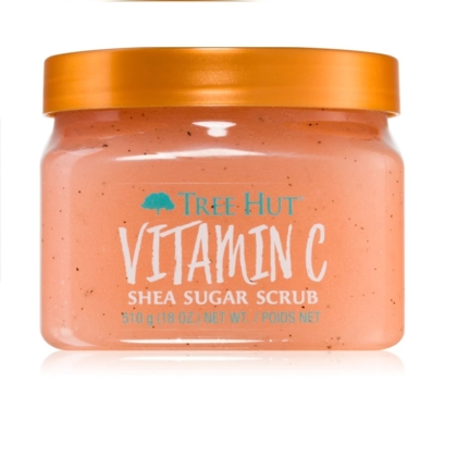Un pot transparent avec un couvercle orange contient le gommage au sucre de karité Tree Hut Vitamin C 510g, subtilement rehaussé par des notes de vanille Tree Hut. Le gommage orange clair présente des grains de sucre visibles. Dakar