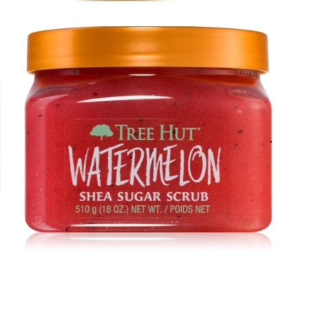 Un pot de gommage au sucre de karité à la pastèque Tree Hut 510 g avec un couvercle orange vif met en valeur son infusion de vitamine C. Le gommage rose vif, avec des taches sombres visibles, pèse 510 grammes (18 oz). Dakar