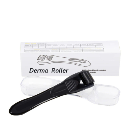 Un dermaroller noir à tête cylindrique est placé sur un support en plastique transparent. Derrière lui se trouve une boîte blanche étiquetée « Dermaroller », affichant un dessin au trait du produit et un texte décrivant ses bienfaits. Dakar