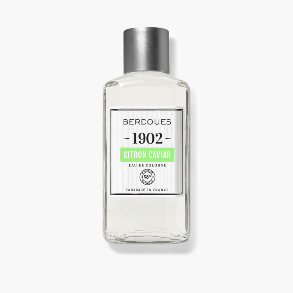 Bouteille d'eau de Cologne Berdoues 1902 Citron Caviar avec bouchon argenté. L'étiquette porte le nom de la marque, le nom du produit et la mention « Fabriqué en France », indiquant la fabrication française. Le liquide à l'intérieur est transparent. Dakar