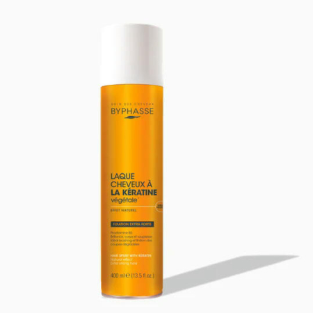 Un grand flacon cylindrique orange de laque à la kératine Byphasse est étiqueté en français. Son bouchon est blanc et sa contenance est de 400 ml. Les ombres sont visibles sur fond blanc. Dakar