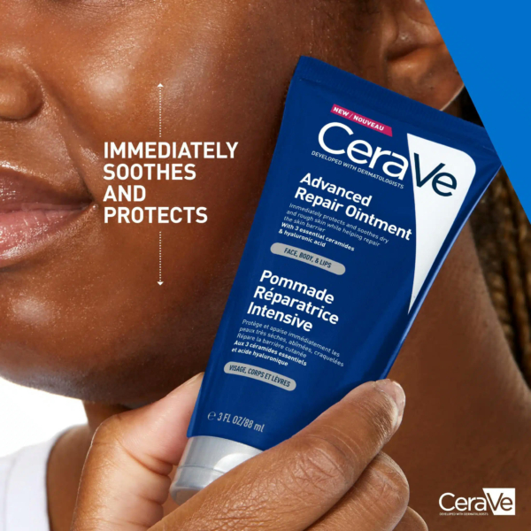 Une personne tient un tube de pommade CeraVe Advanced Repair près de son visage. Le tube bleu et blanc met en valeur ses propriétés apaisantes et protectrices. L'arrière-plan montre une partie du visage souriant de la personne. Dakar