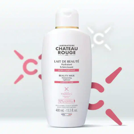 Une bouteille blanche de Lait de Beauté Château Rouge, 400 ml, avec un texte rose soulignant les soins hydratants et éclaircissants. Contient de la vitamine C. Le fond présente des formes roses abstraites et des reflets doux. Dakar