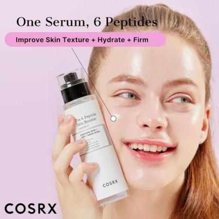 Une personne souriante à la peau éclatante tient un flacon de sérum COSRX. Le texte de l'image met en avant les bienfaits du produit : amélioration de la texture de la peau, hydratation et raffermissement, grâce à six peptides. Dakar