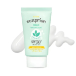 Un tube vert menthe de crème solaire Etude Sunrise Mild Watery Light avec SPF 50+ PA+++. Le tube est posé devant une noisette de crème solaire. Le texte sur le tube indique les caractéristiques principales et une petite icône en forme de feuille apparaît. Dakar
