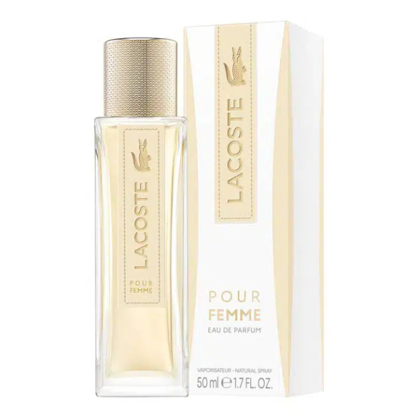 Un flacon de 50 ml d'Eau de Parfum Lacoste Pour Femme est présenté à côté de son coffret assorti. Tous deux arborent des teintes crème et or, ornées du logo et du texte Lacoste. Dakar