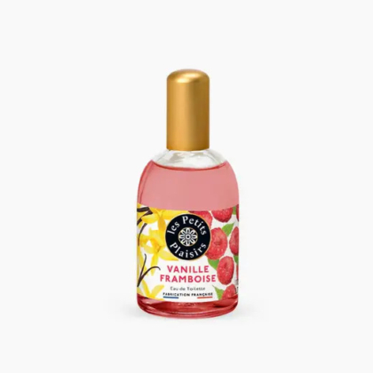Un flacon d'Eau de Toilette Vanille Framboise Les Petits Plaisirs. Le flacon en verre contient un liquide rose et son bouchon est doré. L'étiquette présente des images de fleurs de vanille et de framboises, avec un texte en français. Dakar