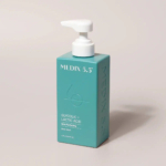 Un flacon pompe bleu sarcelle de gel douche perfecteur de peau Medix 5.5 à l'acide glycolique et lactique se détache sur un fond neutre. Le texte sur le flacon souligne les bienfaits du produit et son format de 400 ml. Dakar