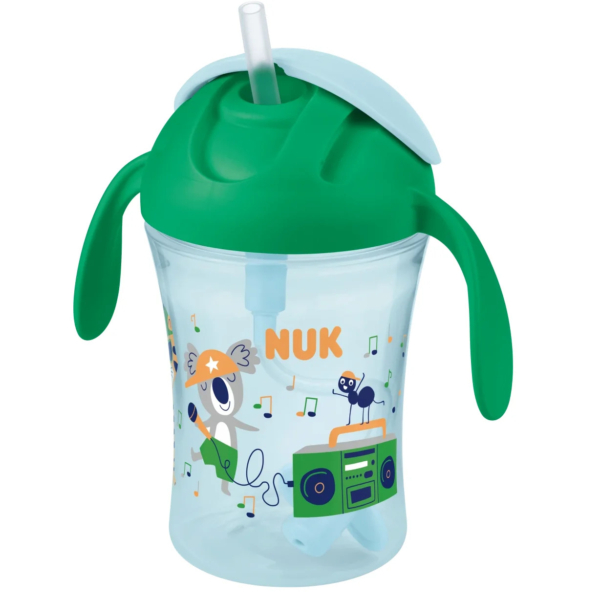 Un gobelet coloré pour tout-petits, avec anses vertes et paille. Il est décoré de notes de musique, d'un animal de dessin animé tenant un micro et d'une radiocassette verte. Le logo NUK est imprimé sur le devant. Dakar