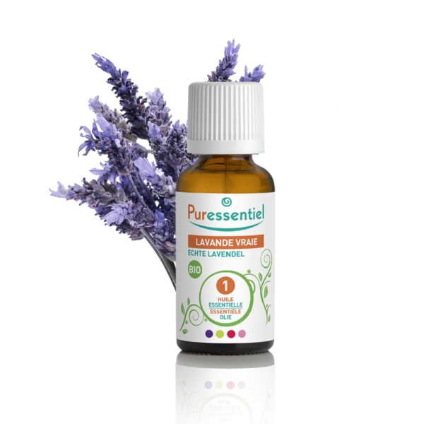 Un flacon d'huile essentielle de Lavande Vraie Puressentiel orné d'un brin de fleurs de lavande. L'étiquette du flacon arbore le logo de la marque et un design coloré, reflétant les qualités biologiques et essentielles de l'huile. Le fond est blanc. Dakar