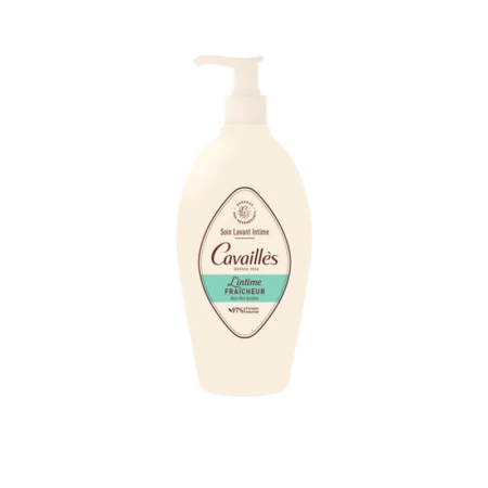 Flacon pompe beige de Cavaillès Soin Lavant Intime avec une étiquette turquoise. Le flacon porte une inscription indiquant qu'il s'agit d'un produit de toilette intime. Le fond est blanc uni. Dakar