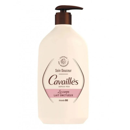Flacon pompe blanc étiqueté « Soin Douceur Cavaillès » avec inscriptions rose et marron, ainsi que « Le corps Lait Onctueux » et « Amande BIO ». Le flacon est doté d'une pompe marron foncé. Dakar