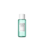 Un flacon bleu sarcelle transparent de lotion tonique à la centella de Madagascar SKIN1004, avec une étiquette et un bouchon blancs. Le nom du produit est imprimé sur l'étiquette. Le flacon est posé debout sur un fond blanc. Dakar