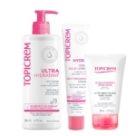 Trois produits Topicrem : un lait corps en flacon pompe de 500 ml, un tube crème éclat lumière de 40 ml et un tube crème mains ultra-hydratante de 50 ml. Chaque produit est étiqueté rose et blanc. Dakar