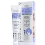 Une image du Sérum Complet Contour des Yeux Multi 5 en 1 Correcteur 59 ml d'ADVANCED CLINICALS met en valeur ses bienfaits, notamment la réduction des cernes et des rides. Le tube est élégamment présenté à côté de son étui, orné d'une image partielle du visage. Dakar