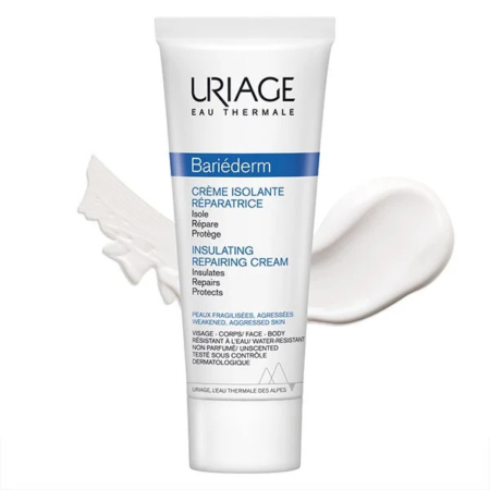 Un tube de Crème Isolante Réparatrice Uriage Bariéderm est présenté sur fond blanc. La crème est présentée glissée à côté du tube. L'emballage souligne ses propriétés isolantes, réparatrices et protectrices pour les peaux fragilisées ou stressées. Dakar