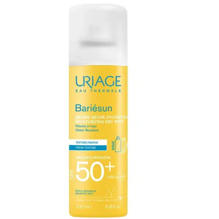Une bombe de Brume Sèche Hydratante SPF 50+ Uriage Bariésun se détache sur un fond blanc. Son emballage jaune et blanc indique sa résistance à l'eau et offre une haute protection UVB et UVA avec une texture fraîche. Sa contenance est de 200 ml. Dakar